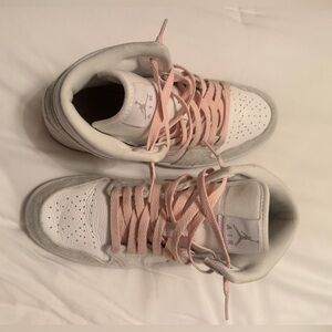 Air Jordans Mid
Light Iron Ore